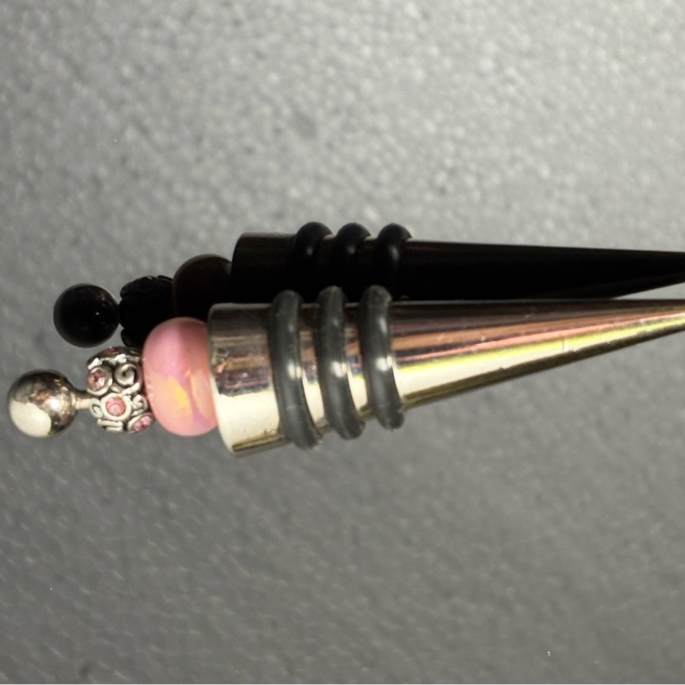 🍷 Decorative Beaded Wine Bottle Stopper – Pink & Silver Accent 🍷